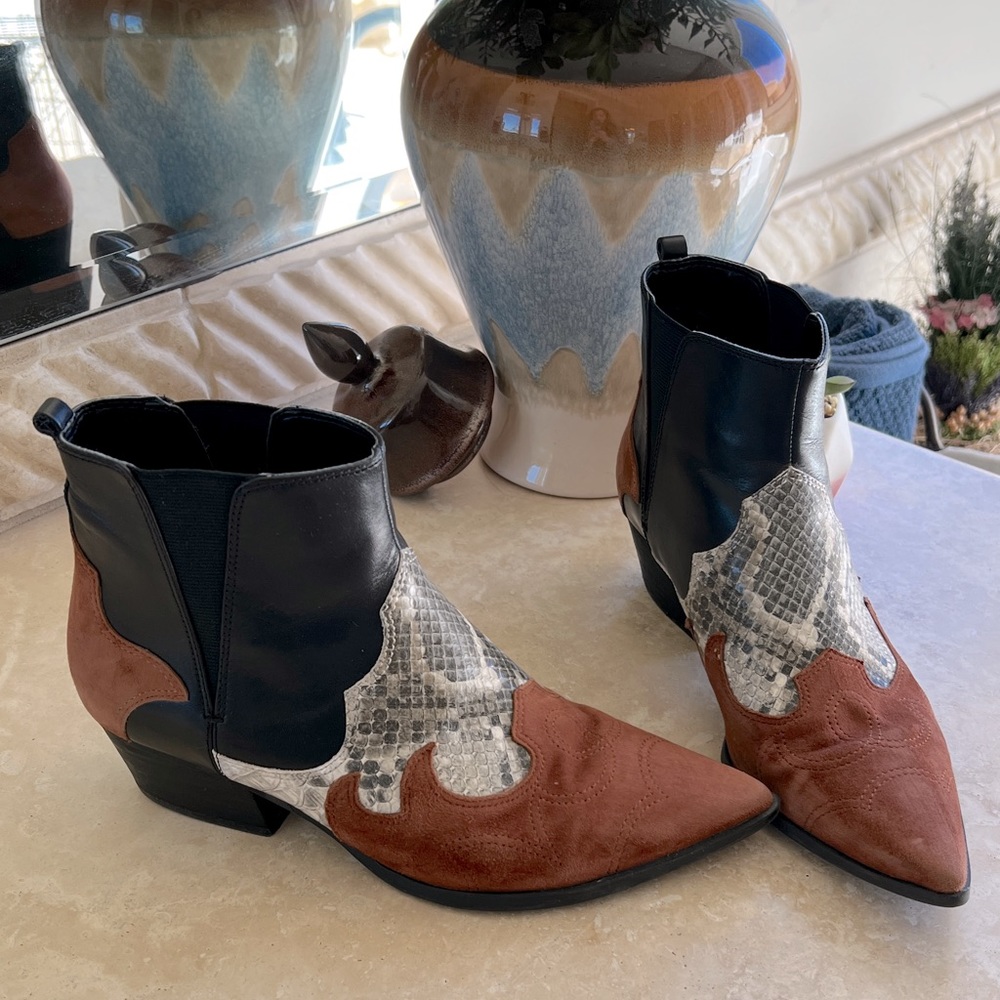 Beautiful Nine West Ankle Boots. Size 8